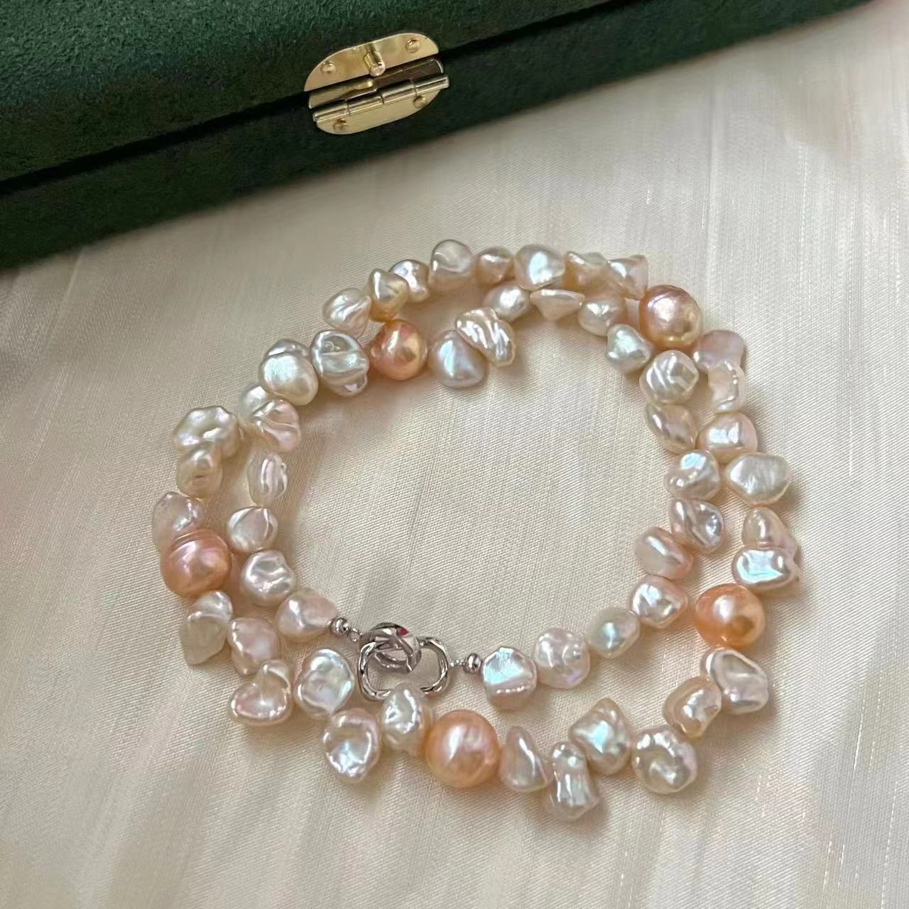 Furina Baroque petal pearl necklace