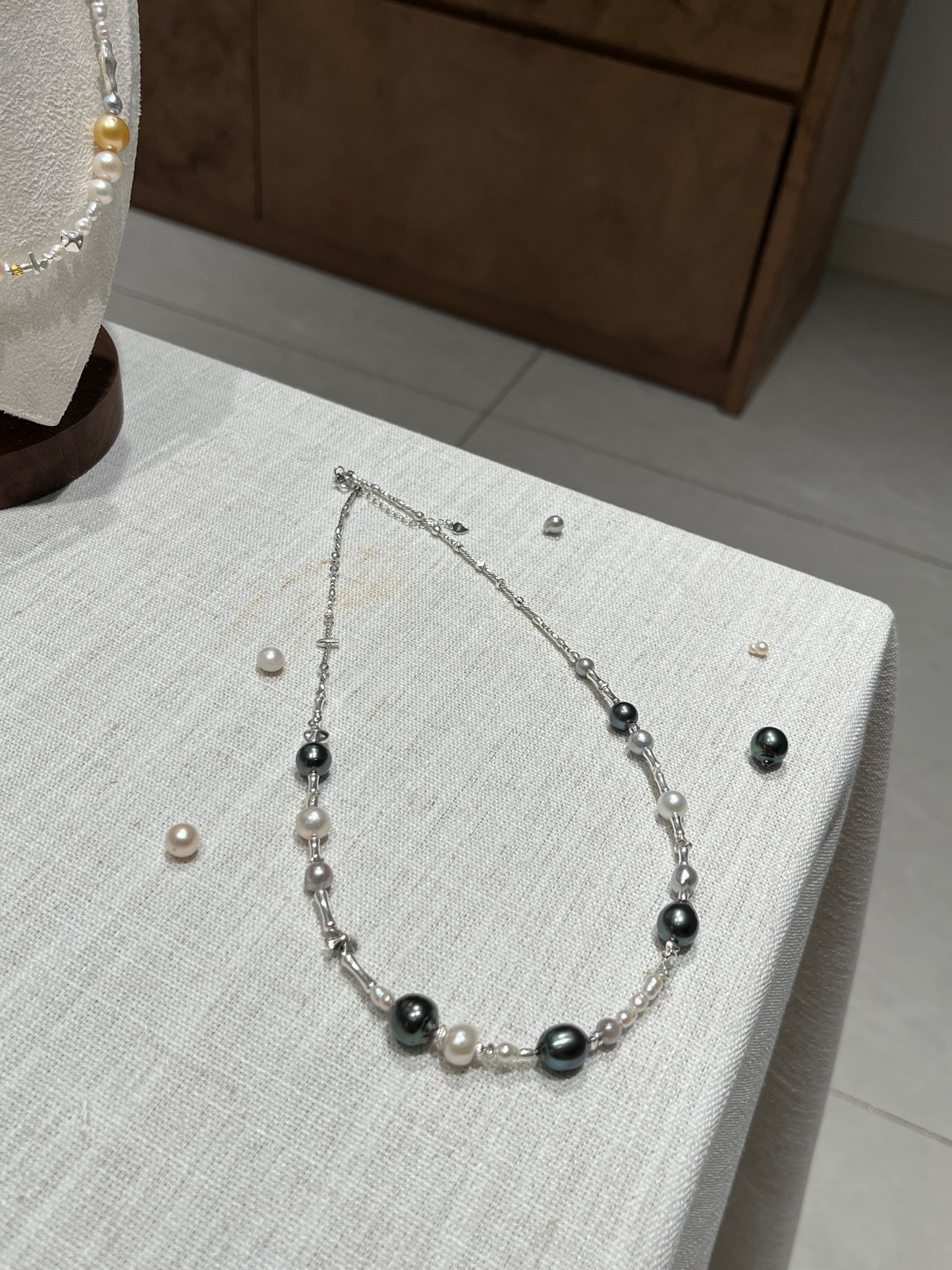 FURINA JEWELRY Pearl necklace for women, featuring large-scale sea-inspired Tahitian pearls. It is a light and luxurious, high-end original design.