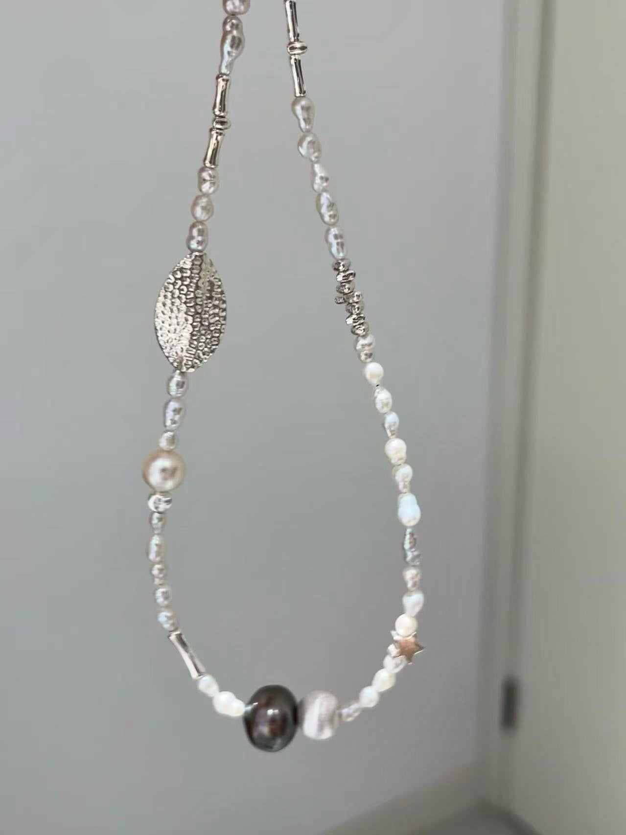 Pearl necklace for women, featuring large-scale sea-inspired Tahitian pearls. It is a light and luxurious, high-end original design.