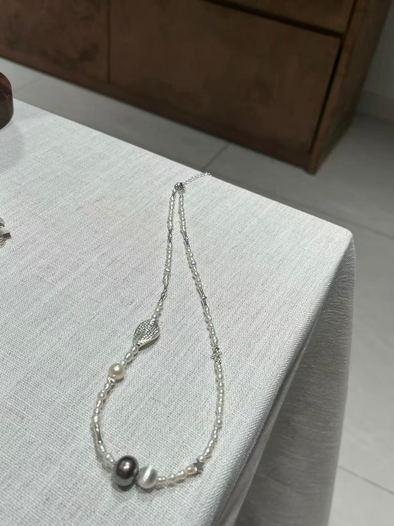 Pearl necklace for women, featuring large-scale sea-inspired Tahitian pearls. It is a light and luxurious, high-end original design.