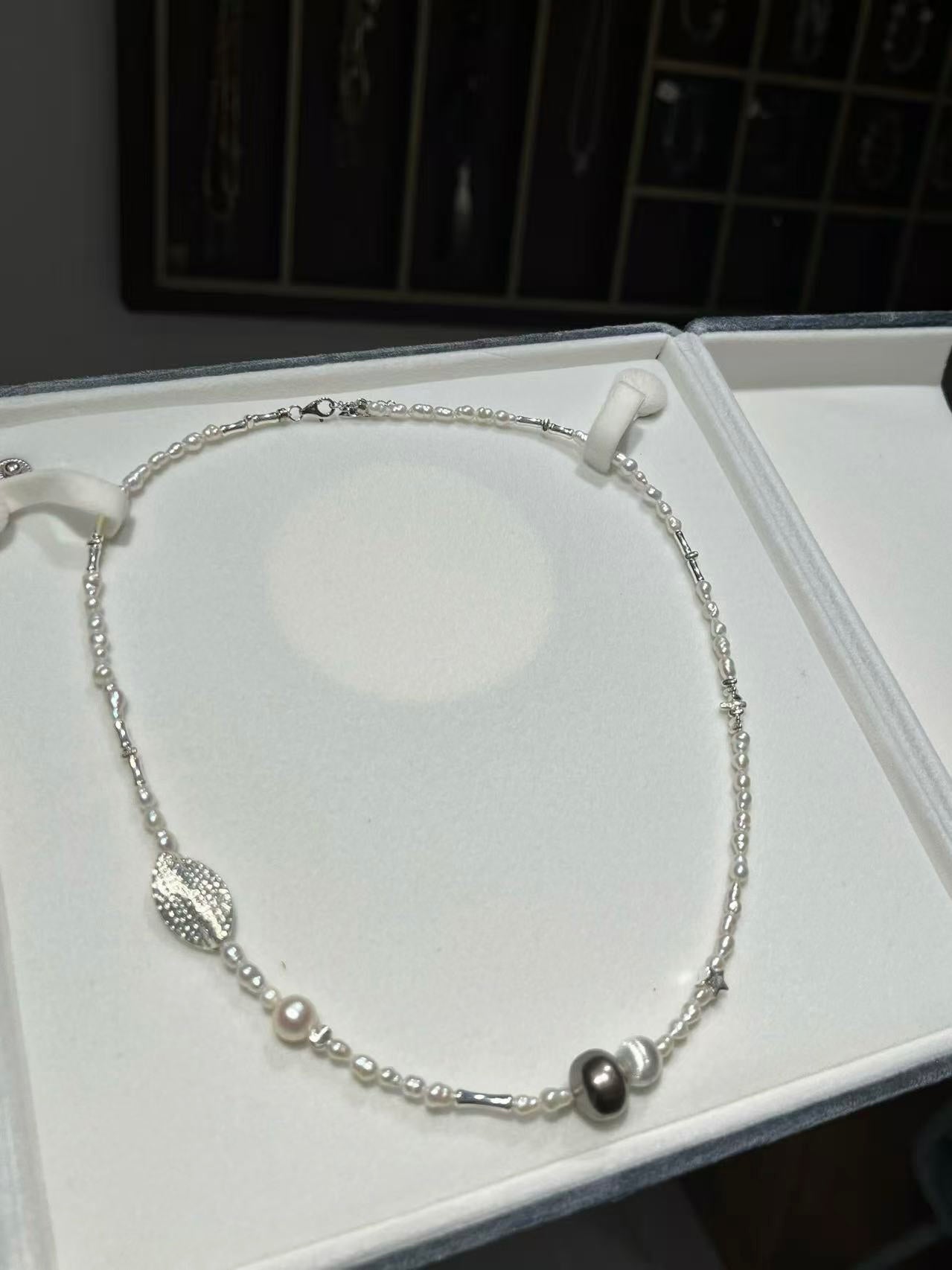 Pearl necklace for women, featuring large-scale sea-inspired Tahitian pearls. It is a light and luxurious, high-end original design.