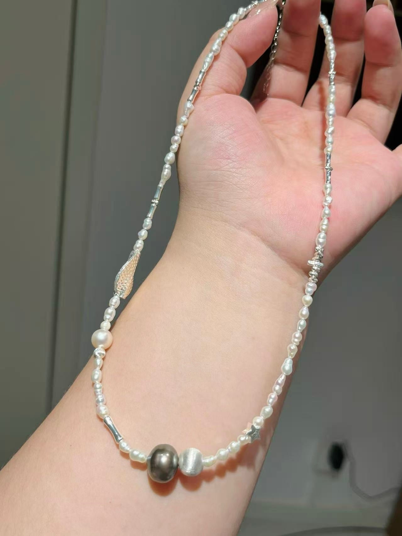 Pearl necklace for women, featuring large-scale sea-inspired Tahitian pearls. It is a light and luxurious, high-end original design.