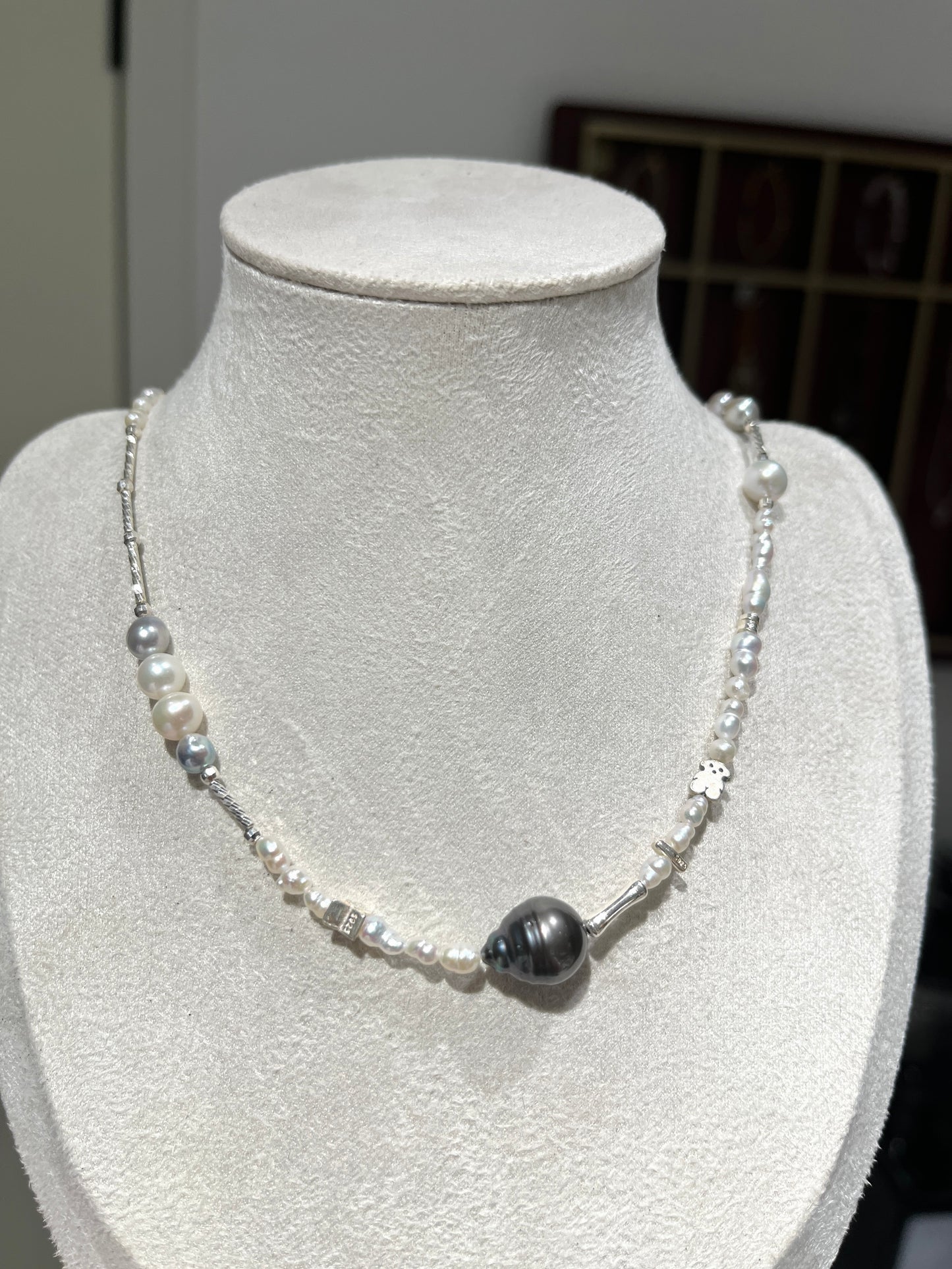 Pearl necklace for women, featuring large-scale sea-inspired Tahitian pearls. It is a light and luxurious, high-end original design.