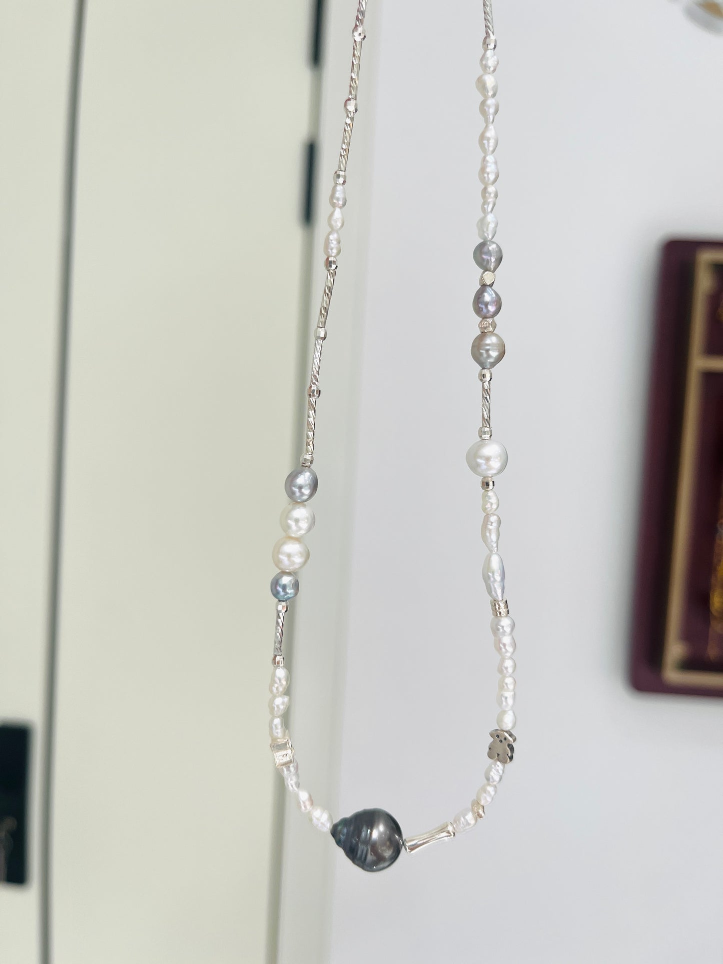 Pearl necklace for women, featuring large-scale sea-inspired Tahitian pearls. It is a light and luxurious, high-end original design.