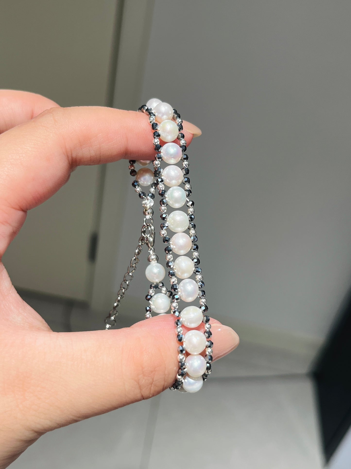 FURINA JEWELRY A delicate and exquisite wide freshwater pearl bracelet with a starry sky design, featuring a unique and high-end style.