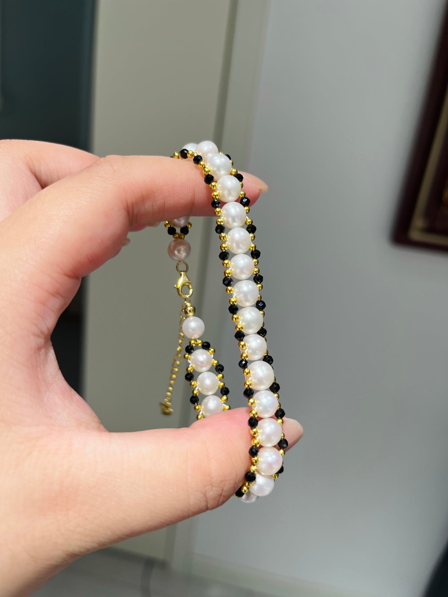 FURINA JEWELRY A delicate and exquisite wide freshwater pearl bracelet with a starry sky design, featuring a unique and high-end style.