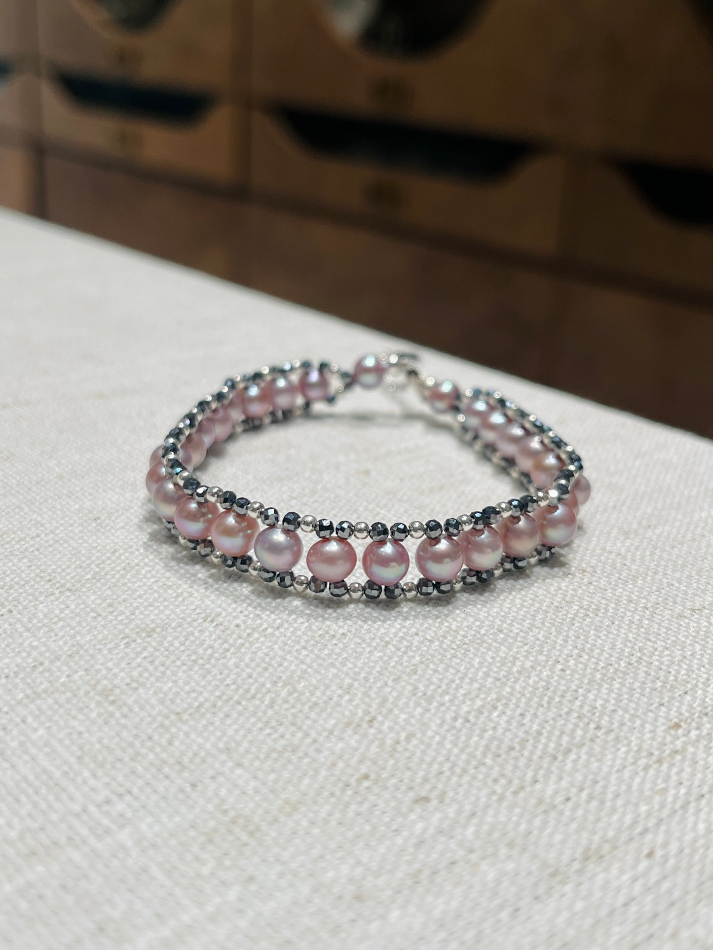 FURINA JEWELRY A delicate and exquisite wide freshwater pearl bracelet with a starry sky design, featuring a unique and high-end style.