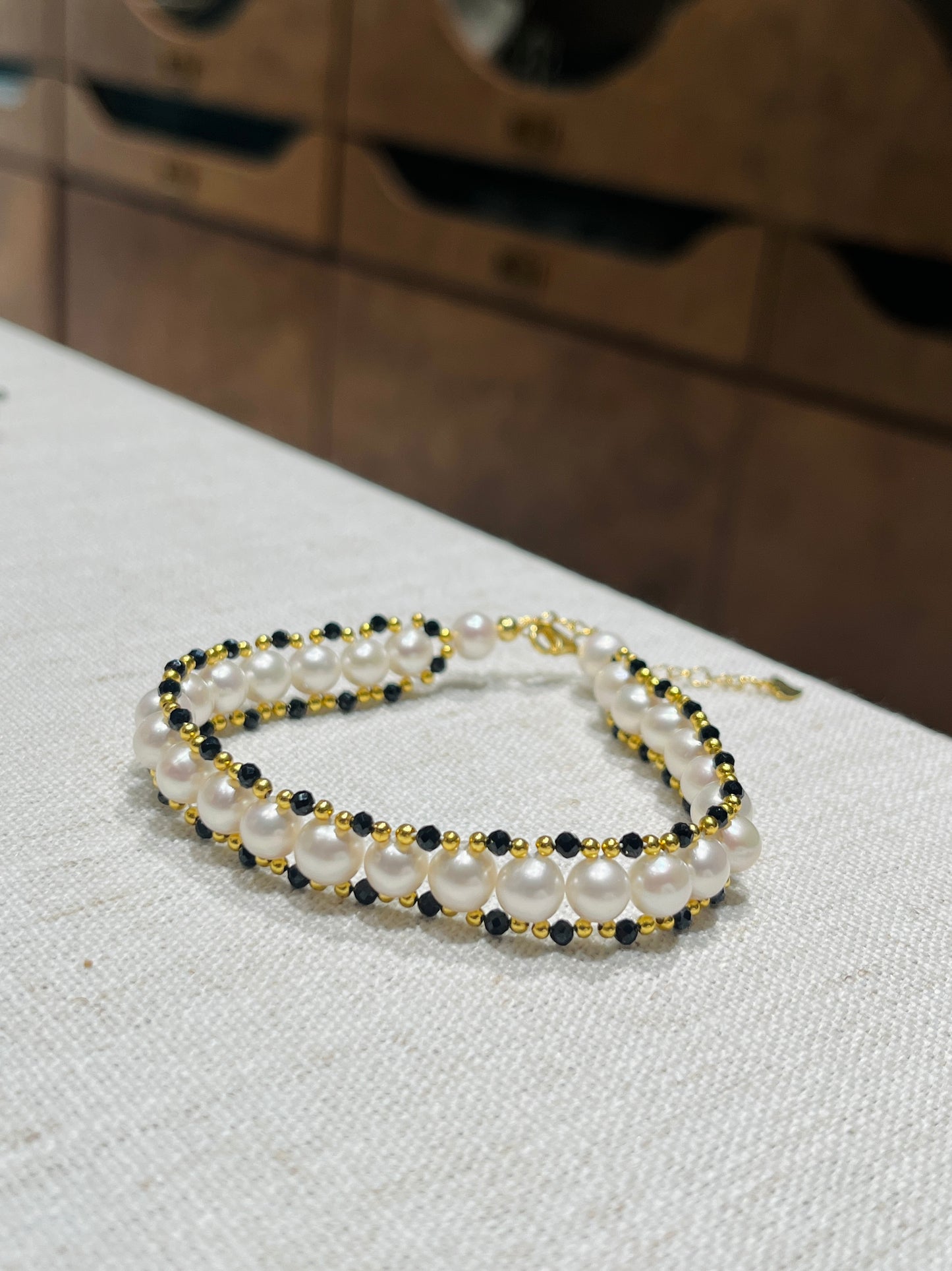 FURINA JEWELRY A delicate and exquisite wide freshwater pearl bracelet with a starry sky design, featuring a unique and high-end style.