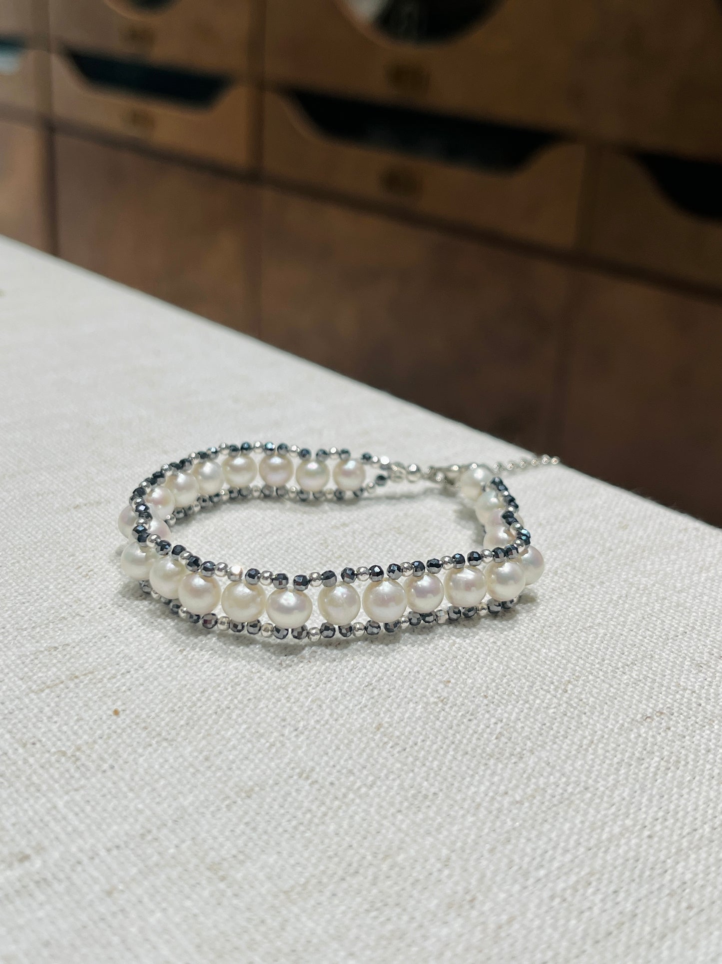 FURINA JEWELRY A delicate and exquisite wide freshwater pearl bracelet with a starry sky design, featuring a unique and high-end style.