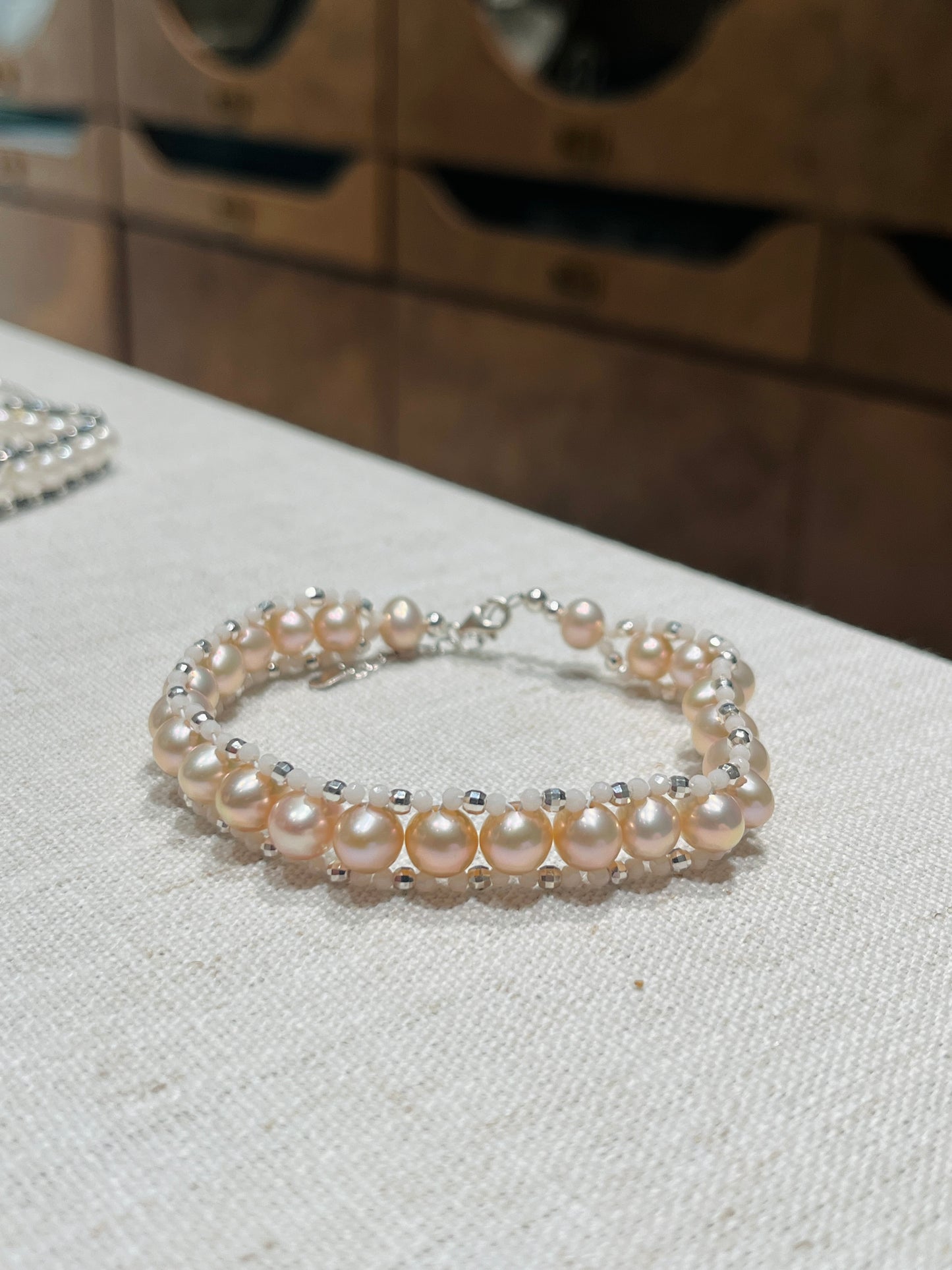 FURINA JEWELRY A delicate and exquisite wide freshwater pearl bracelet with a starry sky design, featuring a unique and high-end style.