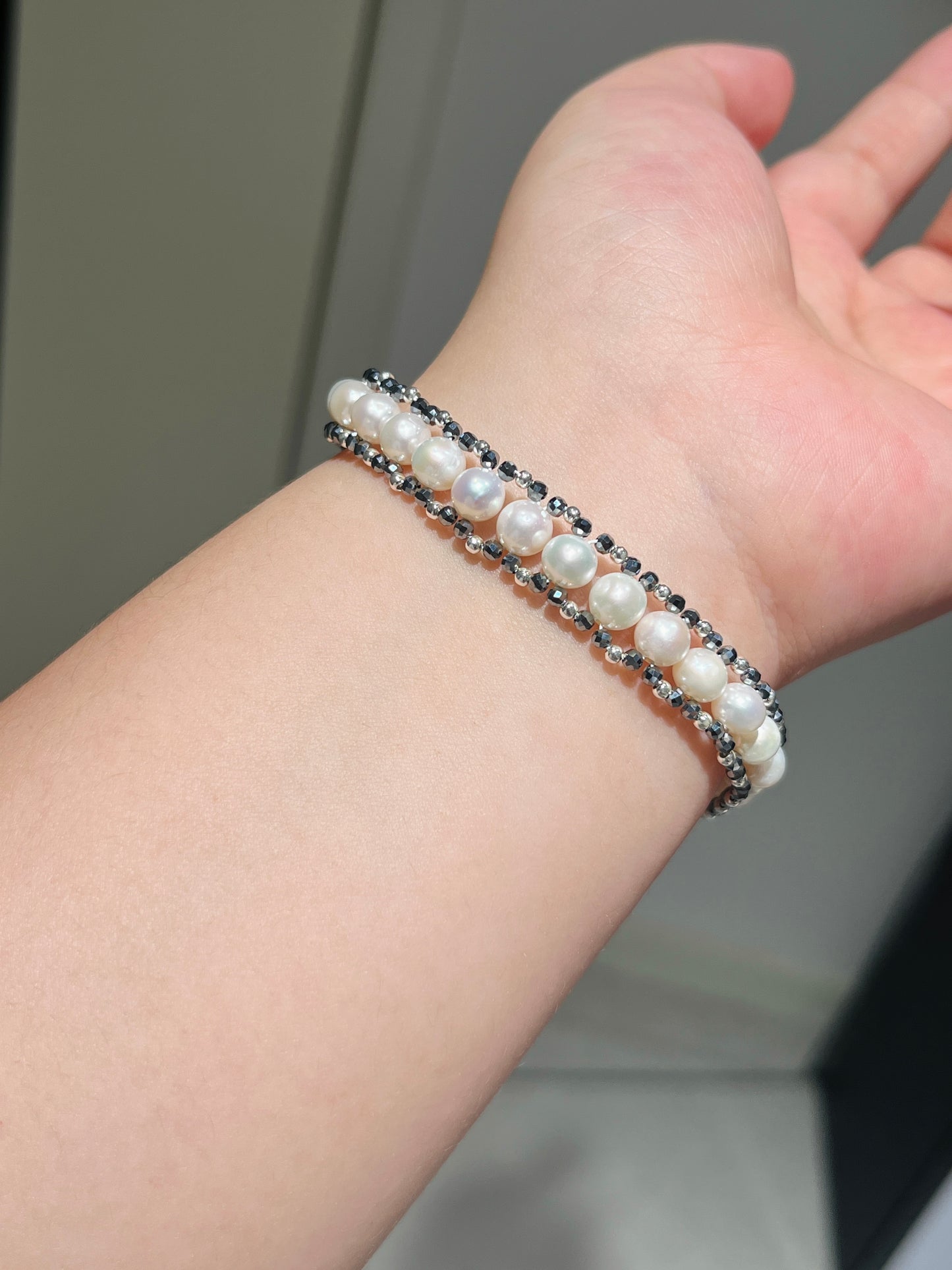 FURINA JEWELRY A delicate and exquisite wide freshwater pearl bracelet with a starry sky design, featuring a unique and high-end style.