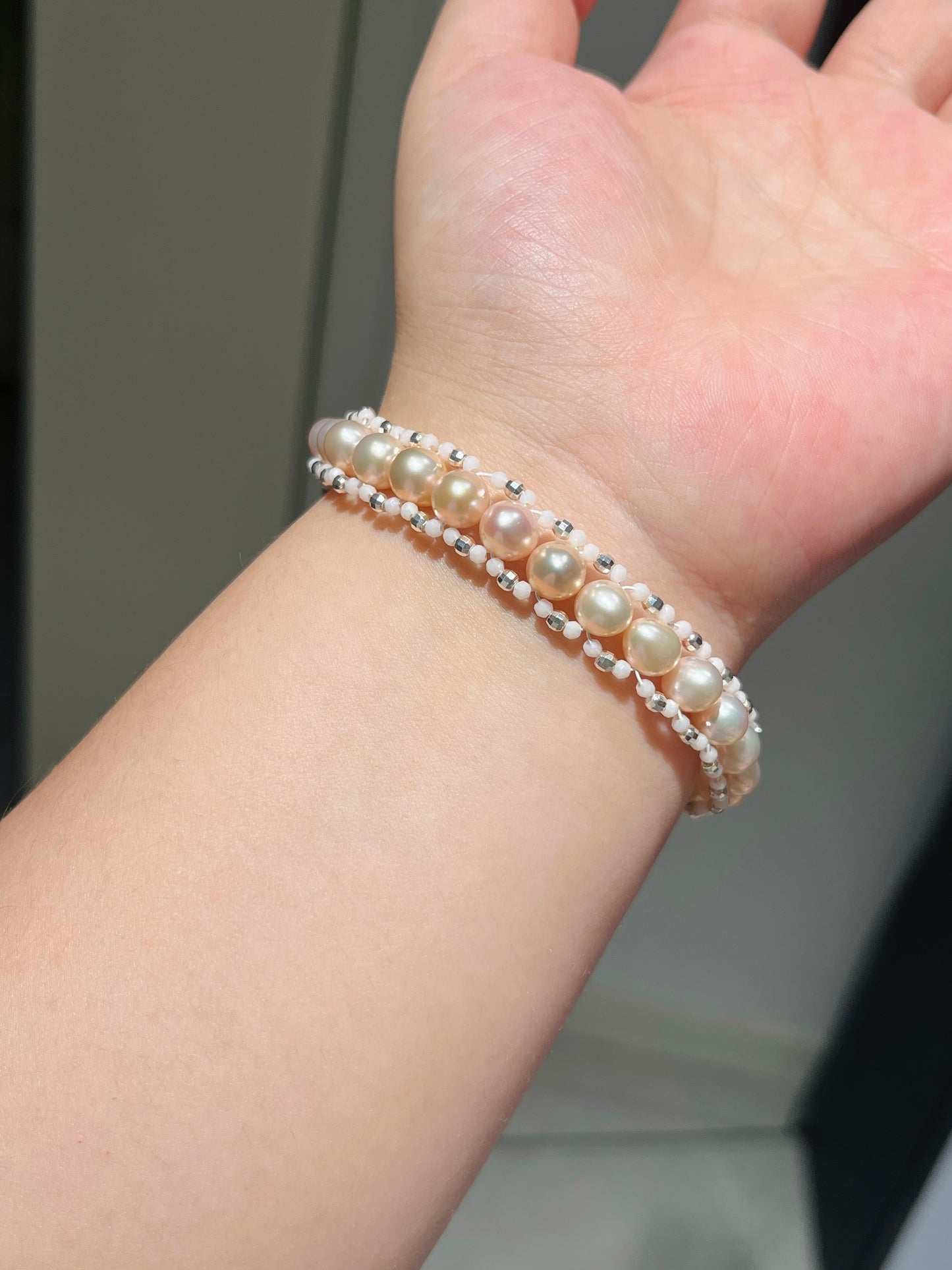 FURINA JEWELRY A delicate and exquisite wide freshwater pearl bracelet with a starry sky design, featuring a unique and high-end style.