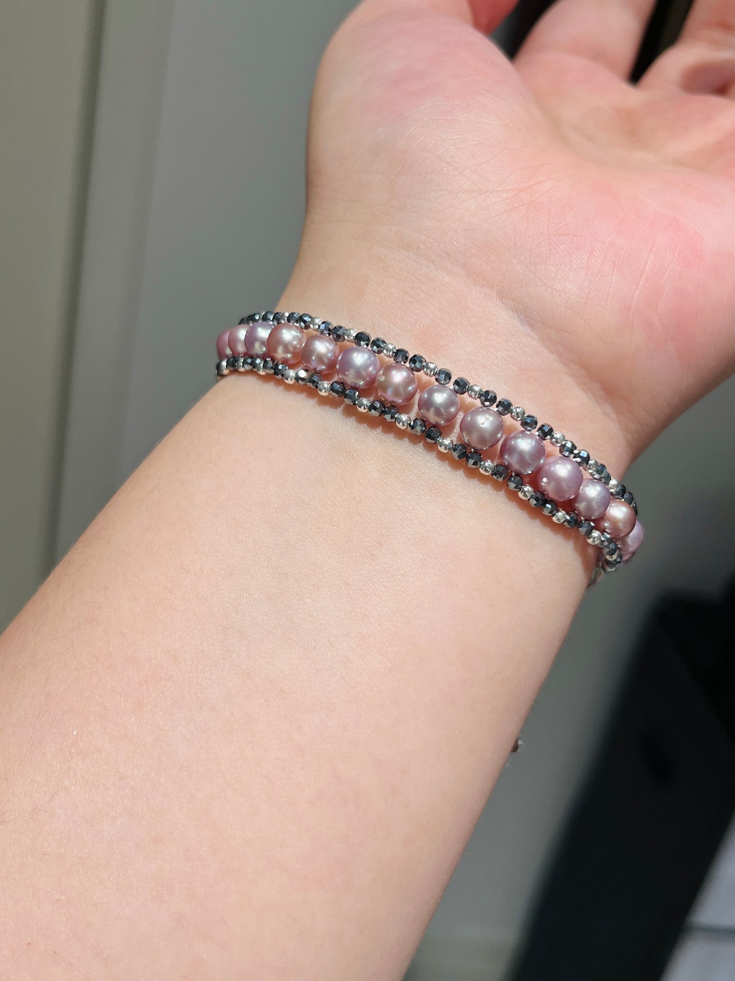 FURINA JEWELRY A delicate and exquisite wide freshwater pearl bracelet with a starry sky design, featuring a unique and high-end style.
