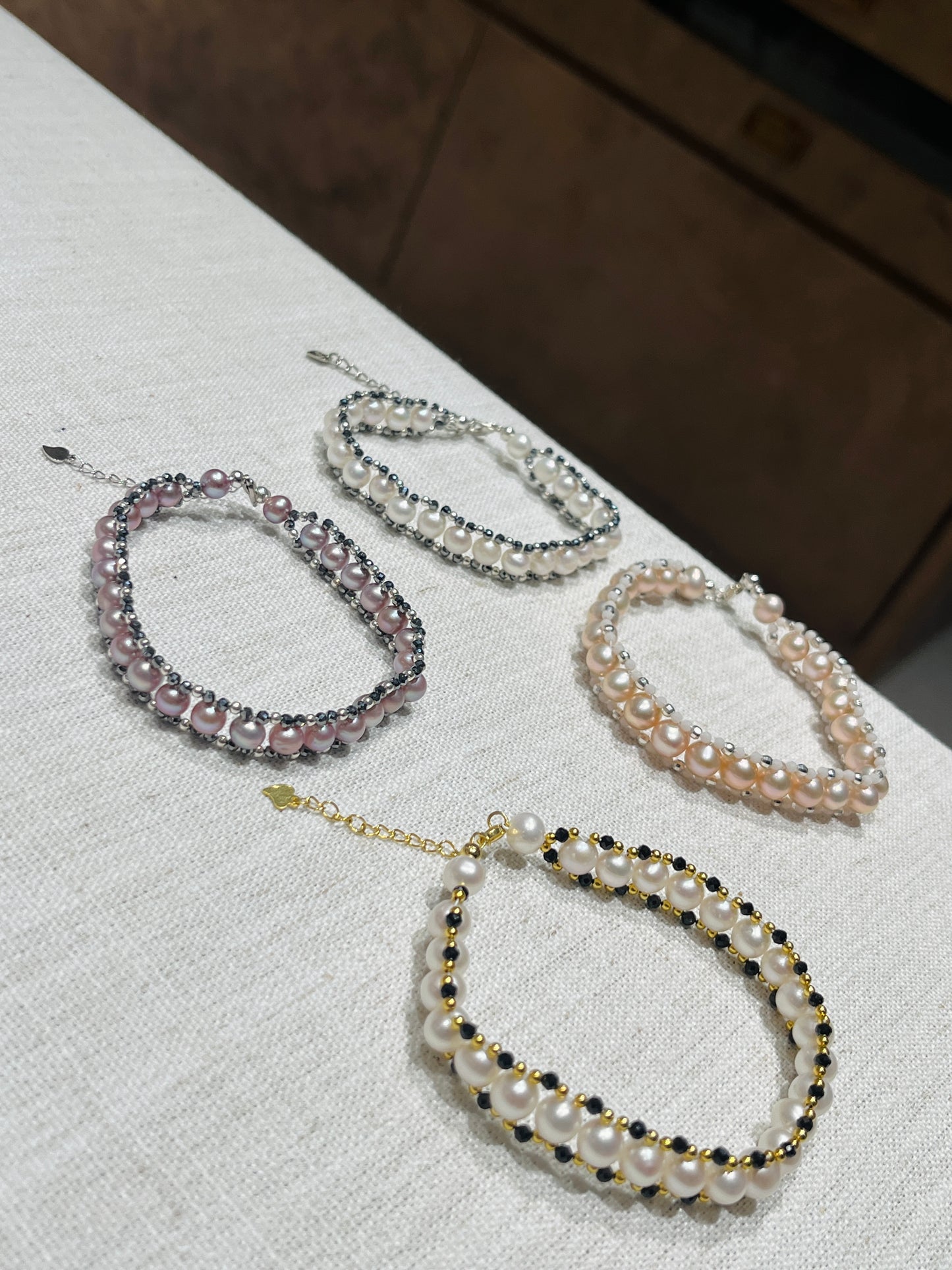 FURINA JEWELRY A delicate and exquisite wide freshwater pearl bracelet with a starry sky design, featuring a unique and high-end style.