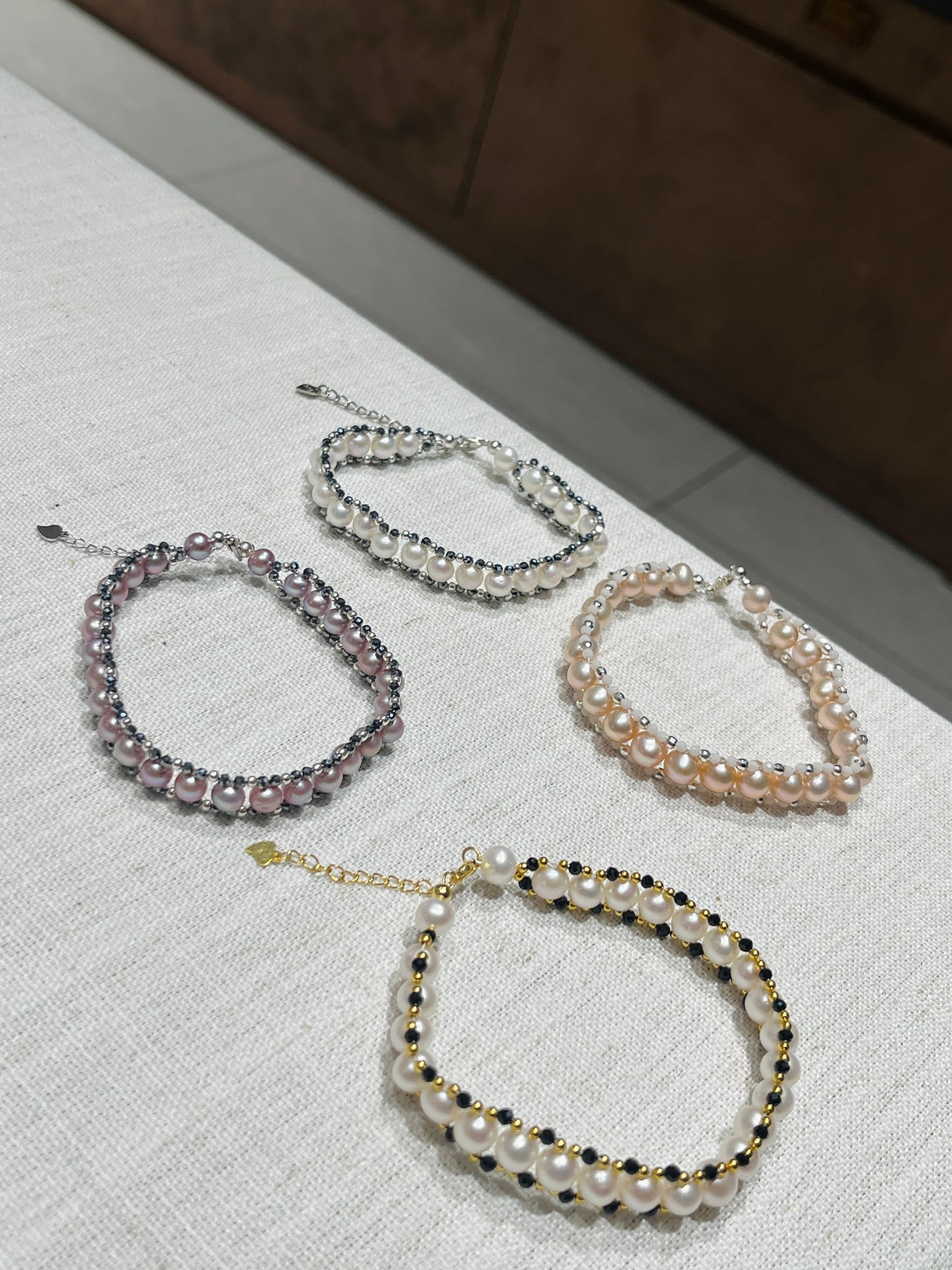 FURINA JEWELRY A delicate and exquisite wide freshwater pearl bracelet with a starry sky design, featuring a unique and high-end style.