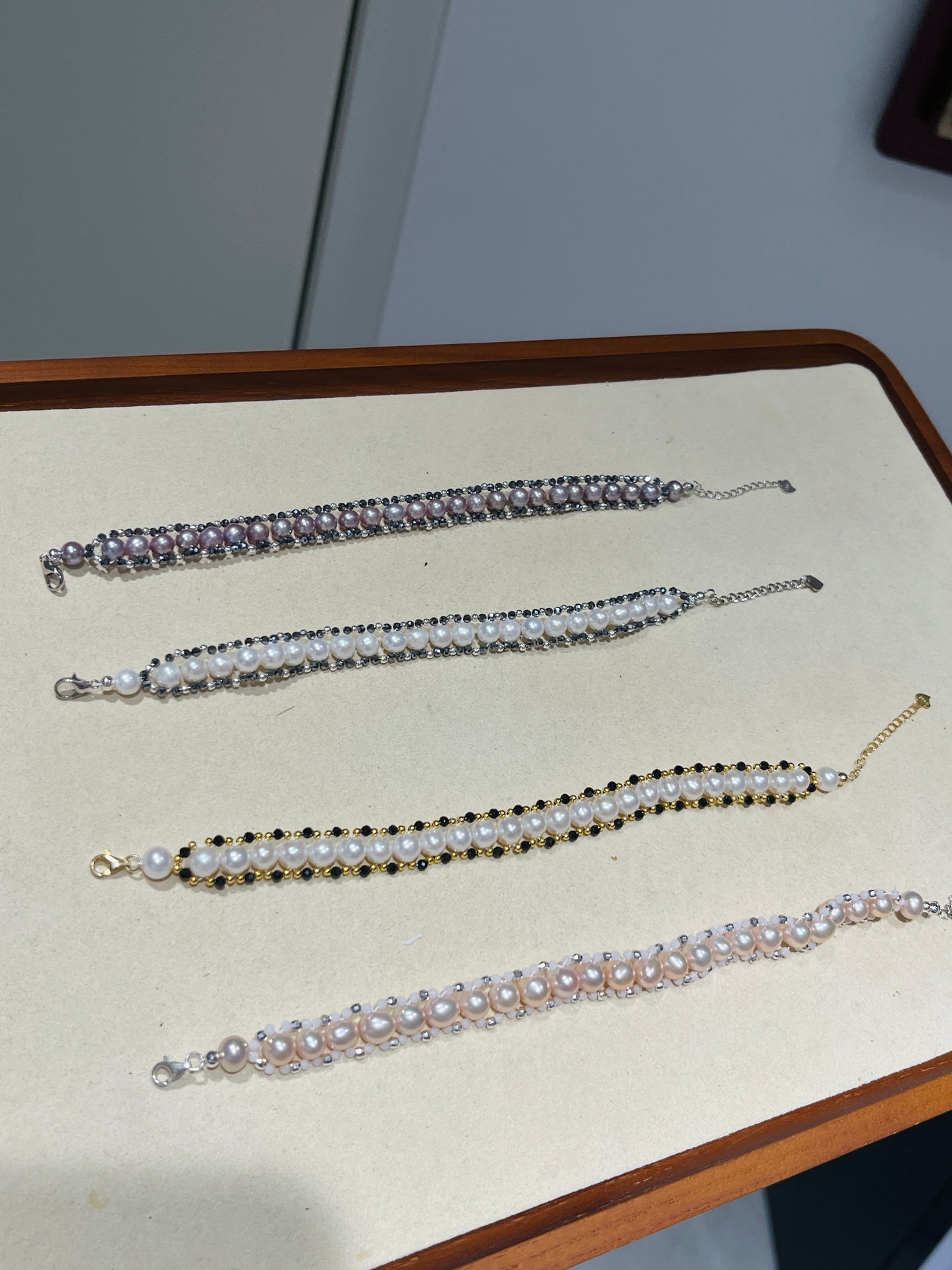 FURINA JEWELRY A delicate and exquisite wide freshwater pearl bracelet with a starry sky design, featuring a unique and high-end style.