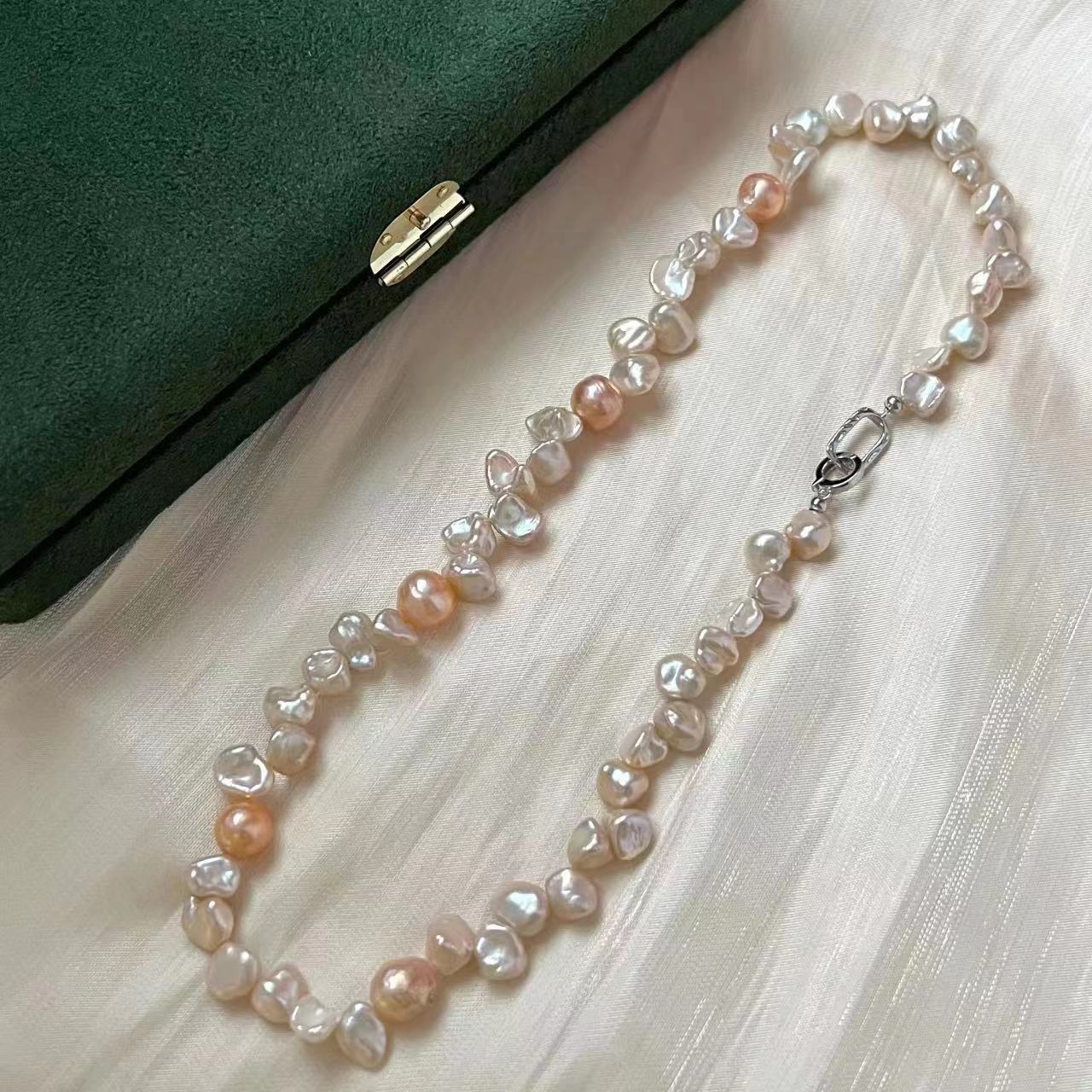 Furina Baroque petal pearl necklace