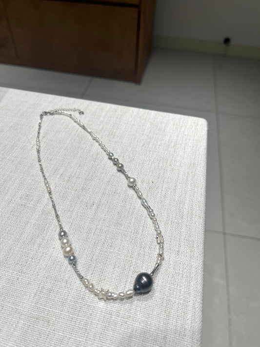 Pearl necklace for women, featuring large-scale sea-inspired Tahitian pearls. It is a light and luxurious, high-end original design.
